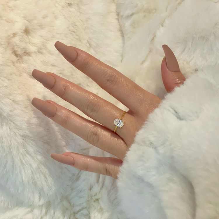 Verstellbarer Ring für Damen mit 14 Karat Goldkette und Ovalem Zirkonia Stein