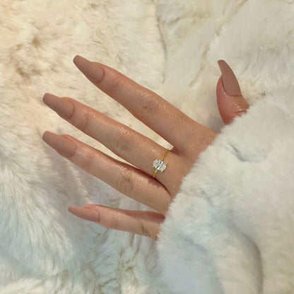 Verstellbarer Ring für Damen mit 14 Karat Goldkette und Ovalem Zirkonia Stein