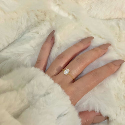 Verstellbarer Ring für Damen mit 14 Karat Goldkette und Ovalem Zirkonia Stein