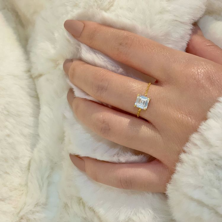 Verstellbarer Ring für Damen mit 14 Karat Goldkette und viereckigem Zirkonia Stein