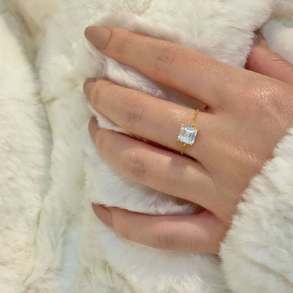 Verstellbarer Ring für Damen mit 14 Karat Goldkette und viereckigem Zirkonia Stein
