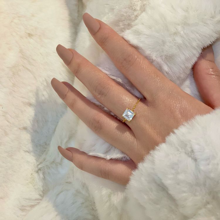 Verstellbarer Ring für Damen mit 14 Karat Goldkette und viereckigem Zirkonia Stein